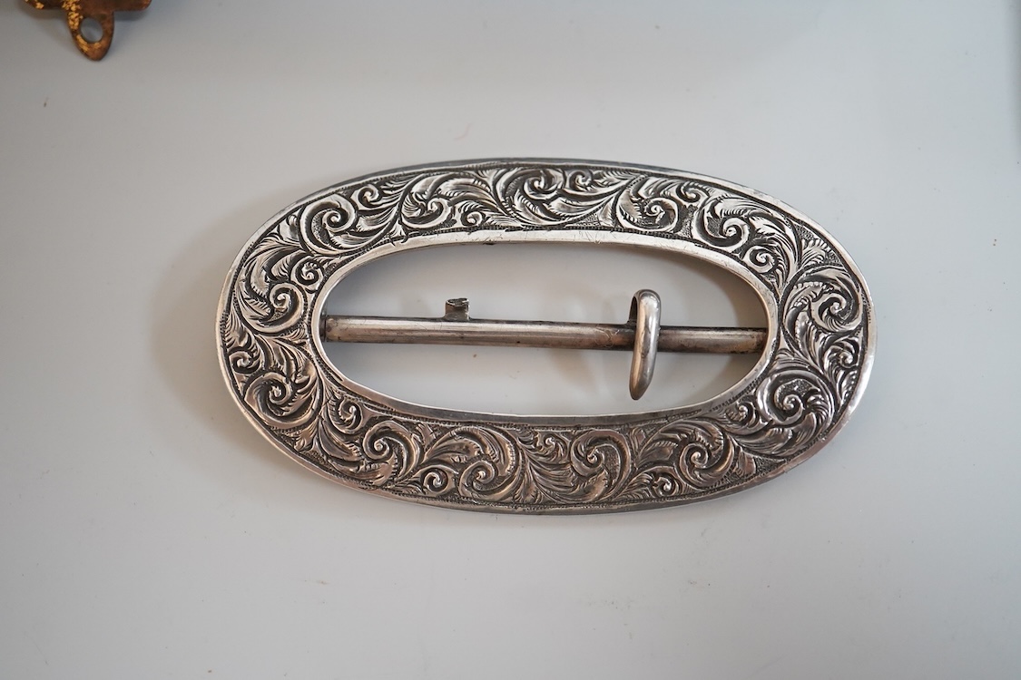 A cased pair of late Victorian silver shell salts on ball feet, with matching spoons, H. Bros, Birmingham, 1895, 46mm, together with a cased George V silver spoons and pusher and a Victorian silver shoe buckle (a.f.)